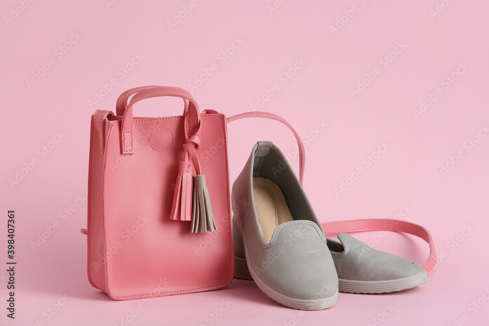 彩色背景时尚包包和鞋子
