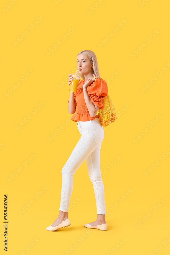 漂亮的年轻女人，背景是橙子和果汁