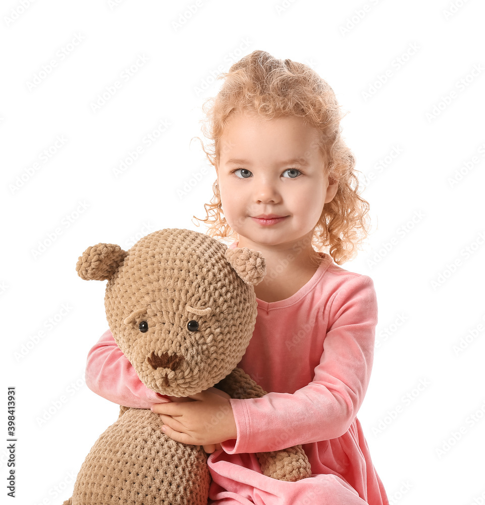 白色背景带泰迪熊的可爱小女孩