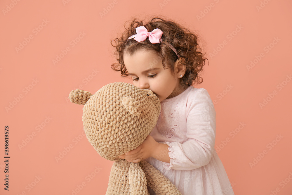 可爱的女婴，背景是泰迪熊