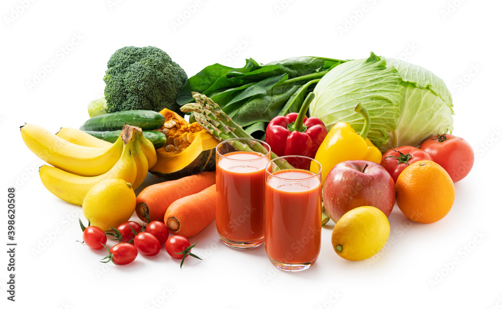 各种水果和蔬菜以及一杯蔬菜汁