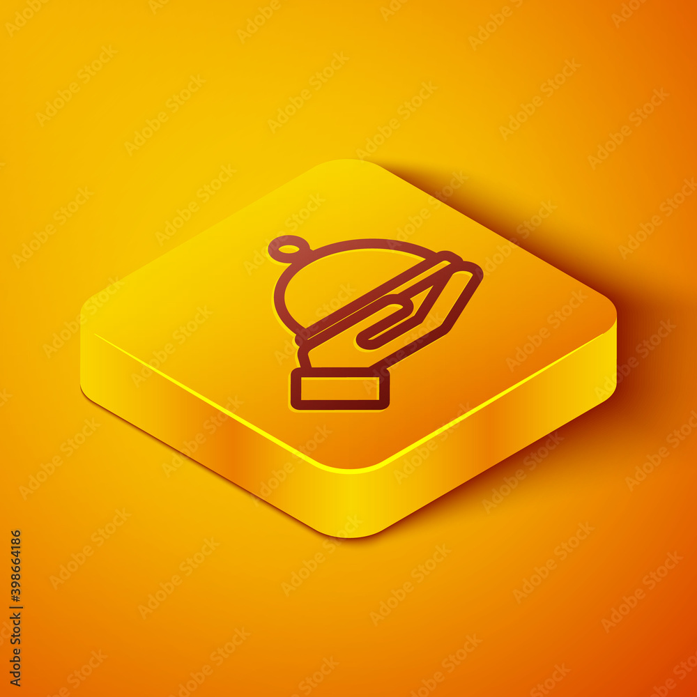 等距线，覆盖着橙色背景上隔离的托盘食品图标。托盘和盖子标志。Re