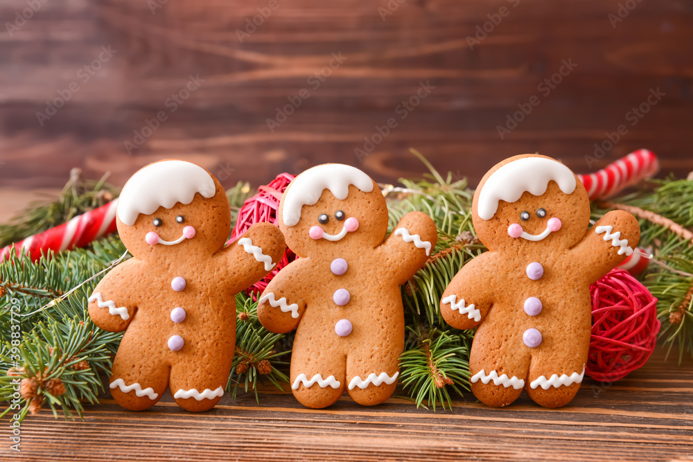 木制背景上的姜饼饼干圣诞作文