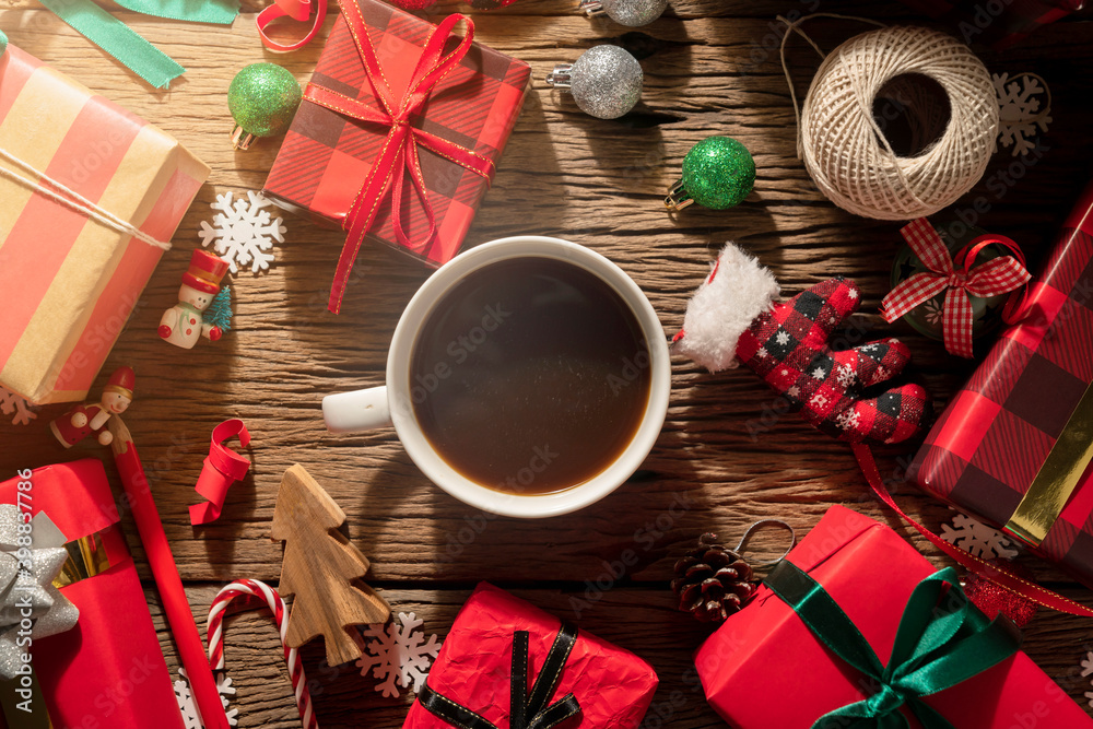 俯视平面的热饮咖啡巧克力和带有红色和丝带包装的礼品盒