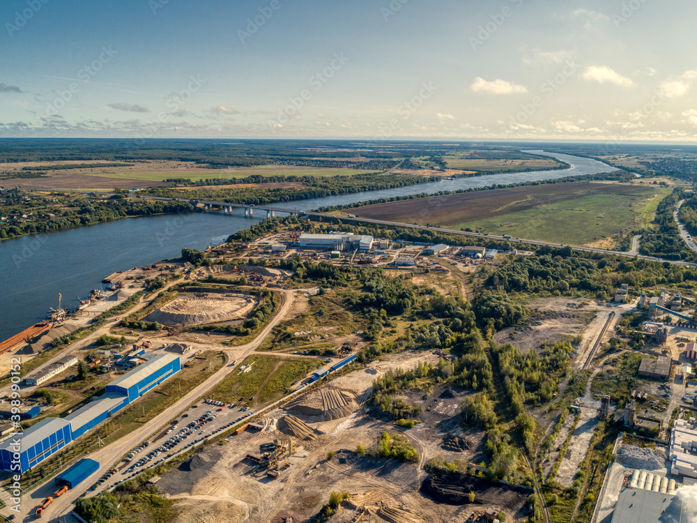 一条大河岸边的工业工厂，鸟瞰图。