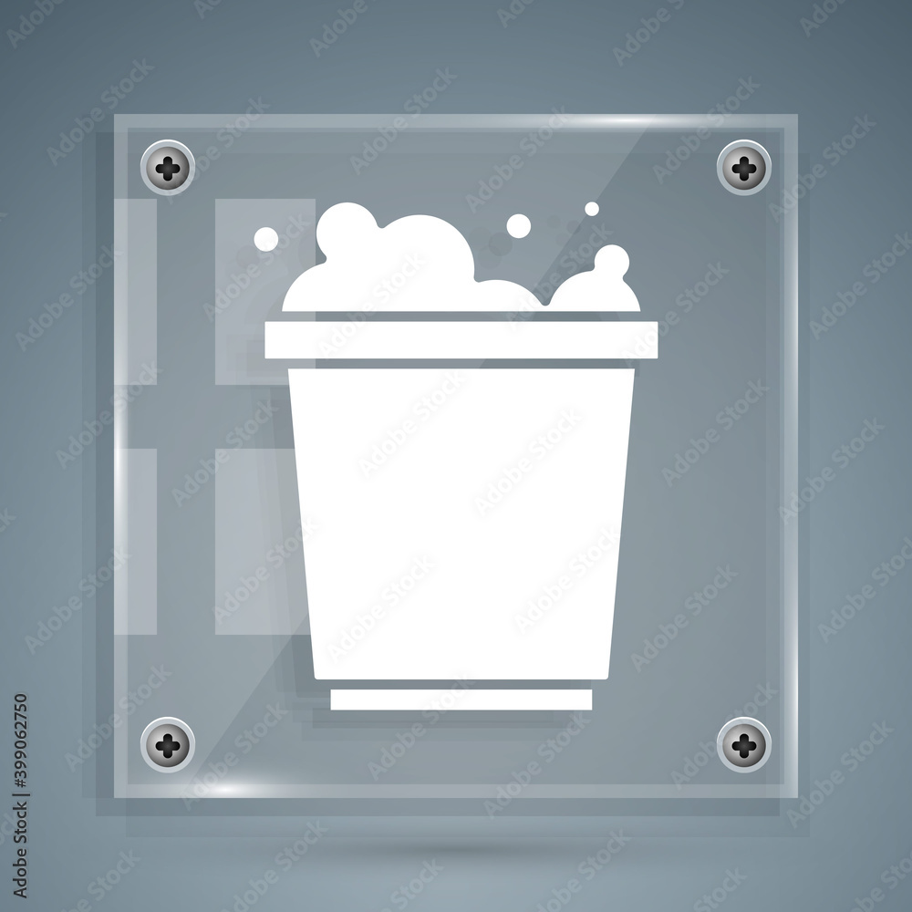 白色水桶，灰色背景上有泡沫和气泡图标。清洁服务理念。Squar