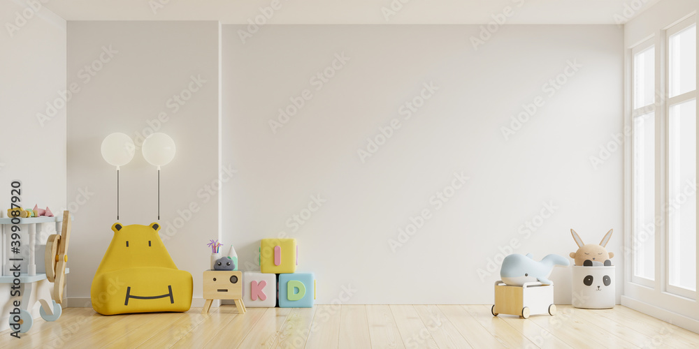 儿童房的实体墙，以浅白色为背景。