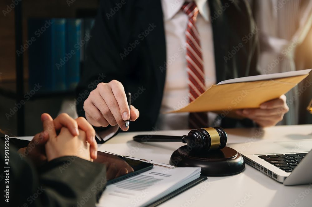 商务人士和律师坐在桌子旁讨论合同文件。法律概念，建议，