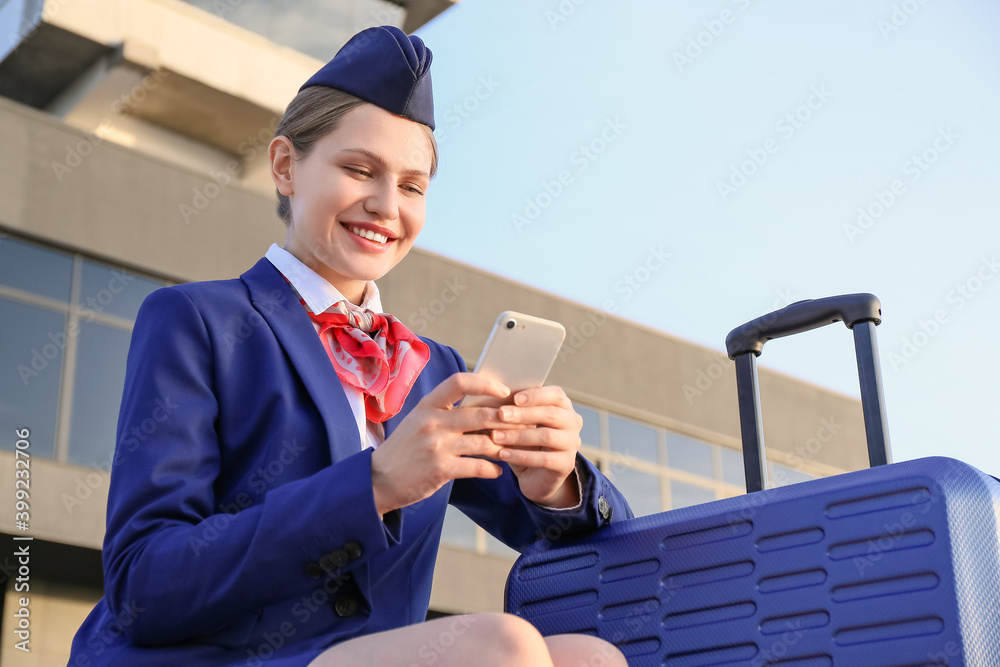 户外带手机的年轻空姐