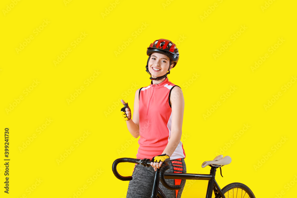 彩色背景下骑自行车的女自行车手