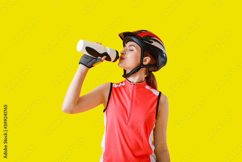 彩色背景女自行车手饮水