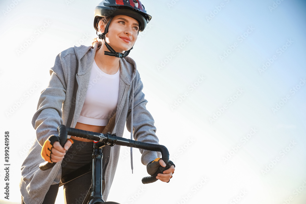 女自行车手在户外骑自行车