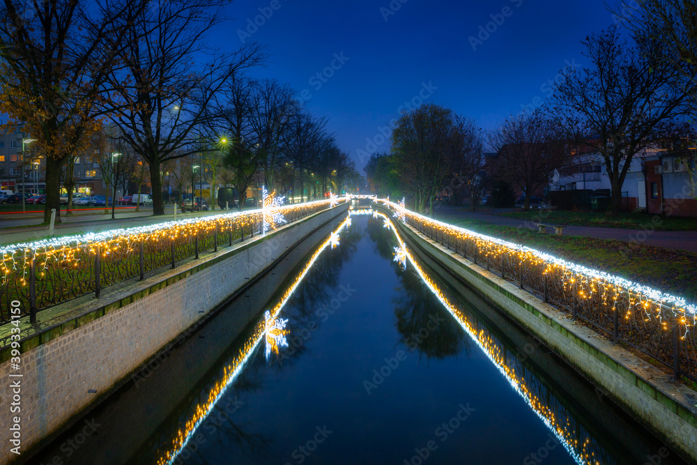 黄昏时分，波兰格但斯克普鲁斯茨的拉杜尼亚运河上的圣诞灯。