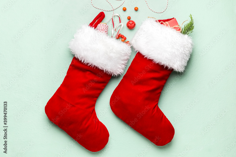 彩色背景圣诞袜的构图