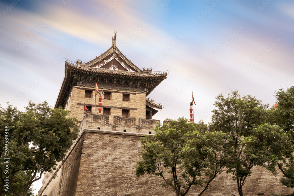 中国西安古城墙，黄昏时分的风景。