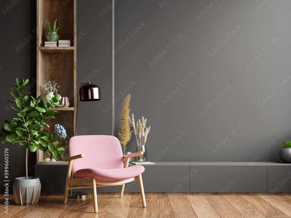 色彩鲜艳的室内，在空旷的深色墙壁背景上有一把粉红色的扶手椅。