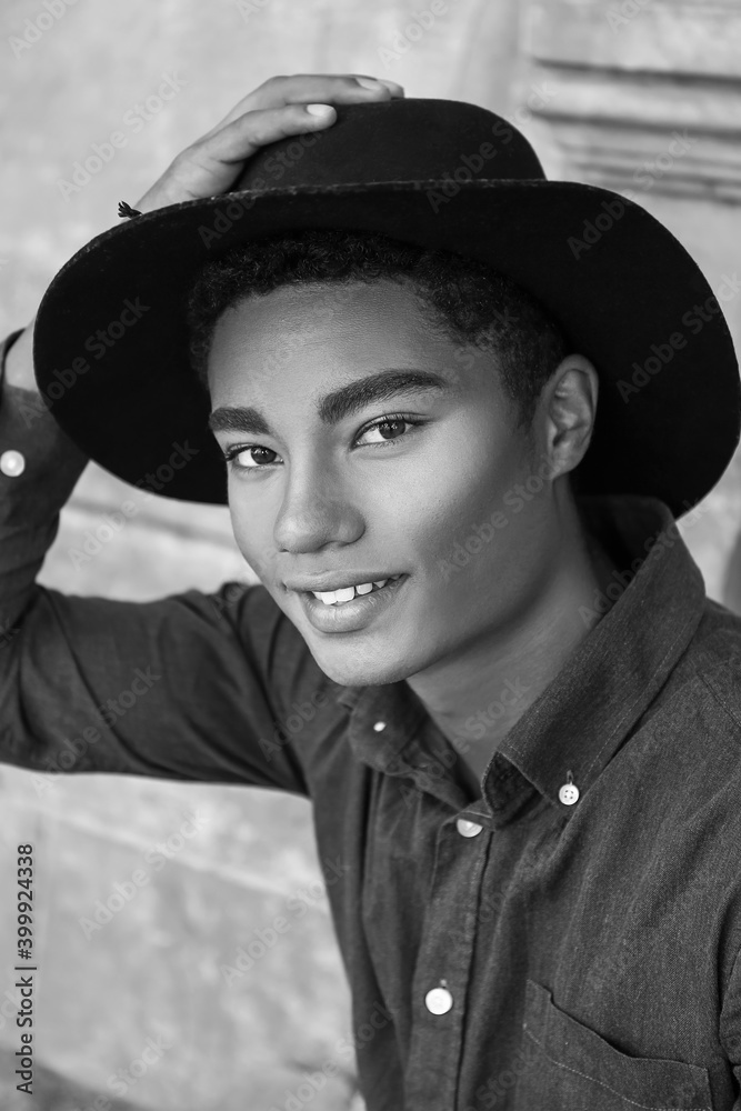 户外时尚年轻非裔美国人的黑白肖像