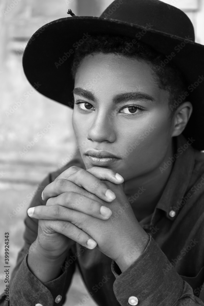 户外时尚年轻非裔美国人的黑白肖像