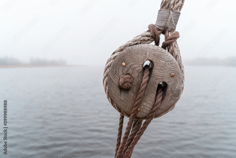 复古风格的木制旧船，所有帆都设置在薄雾笼罩的湖中。