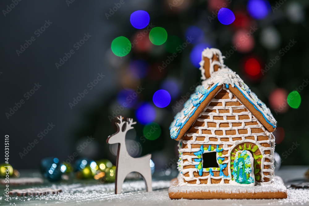 漂亮的姜饼屋和餐桌上的圣诞装饰