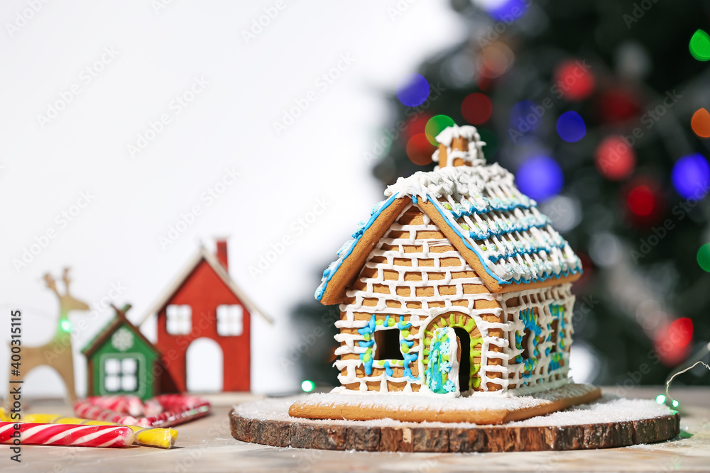 美丽的姜饼屋和餐桌上的圣诞装饰
