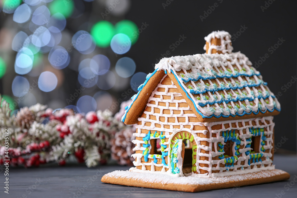 漂亮的姜饼屋和餐桌上的圣诞装饰
