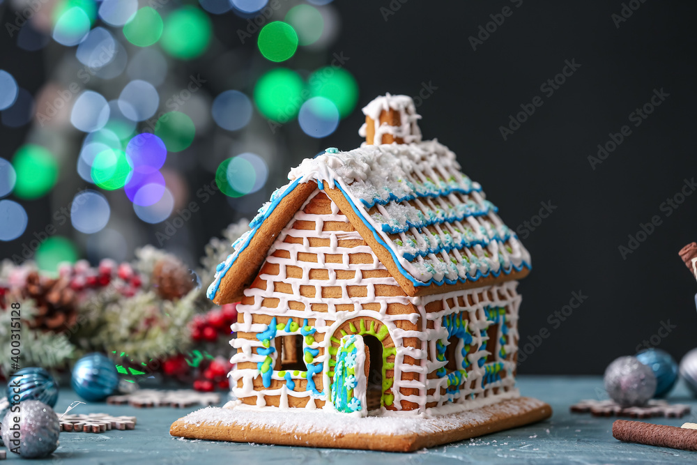 漂亮的姜饼屋和桌子上的圣诞装饰