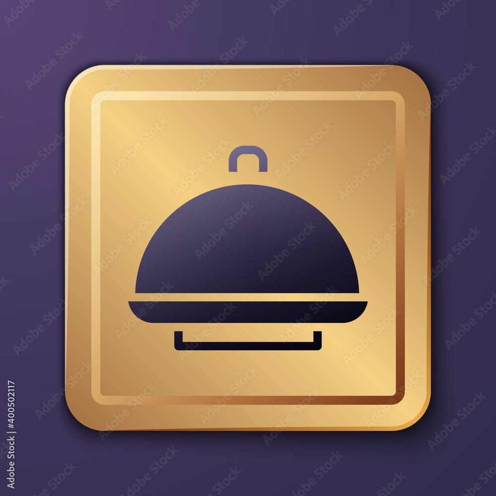 紫色覆盖着一托盘食物图标，隔离在紫色背景上。托盘和盖子标志。餐厅