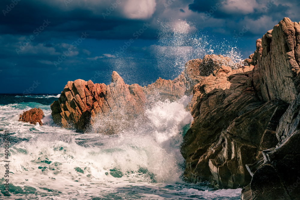 飞溅的波浪撞击岩石