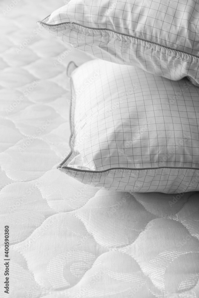 床上有枕头的现代矫形床垫