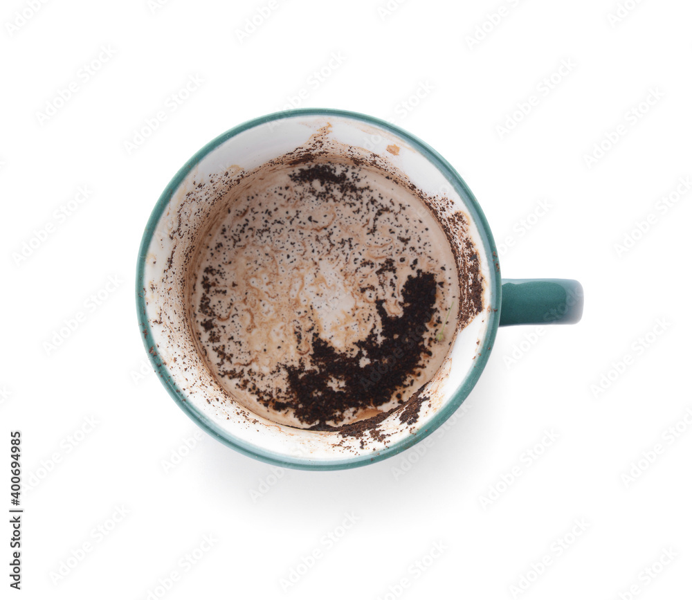 白色背景下用咖啡渣占卜的杯子
