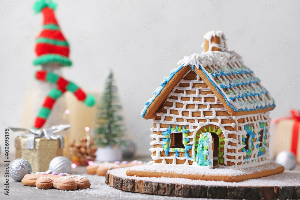 美丽的姜饼屋和餐桌上的圣诞装饰