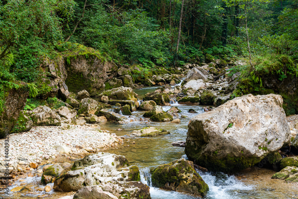 生态与自然。石头和潮湿的新鲜绿色中清洁饮用泉水的来源