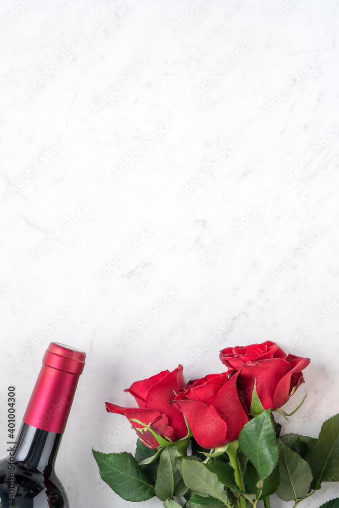 情人节礼物俯视图，玫瑰和葡萄酒，节日大餐设计理念