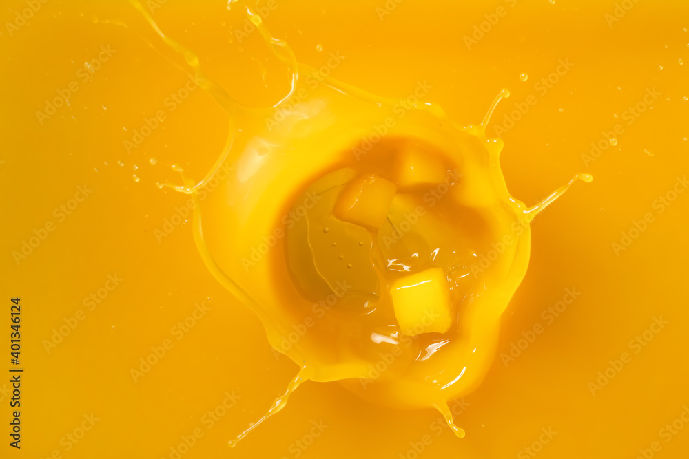 飞溅的新鲜甜芒果汁
