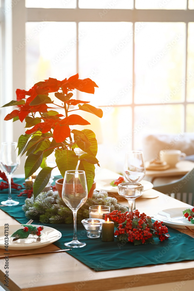 客厅里摆放一品红的圣诞餐桌