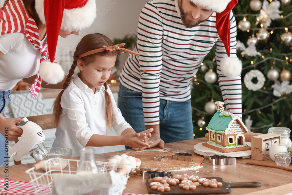 圣诞前夕，幸福的一家人在厨房里做美味的姜饼饼干