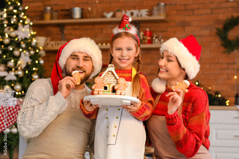 圣诞夜厨房里有美味的姜饼屋，幸福的一家人