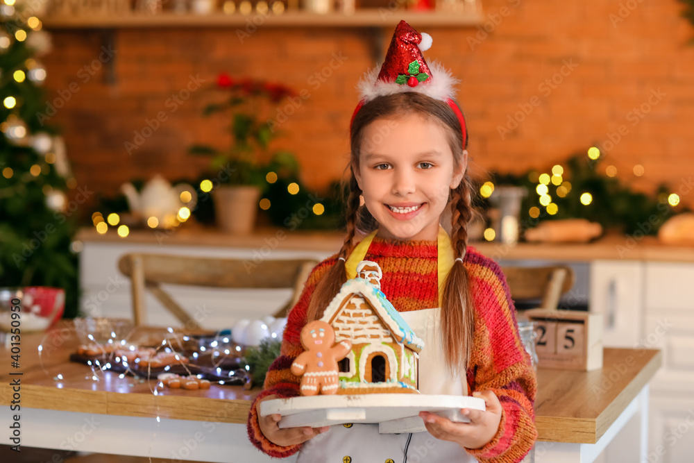 圣诞节前夕，厨房里有美味姜饼屋的小女孩