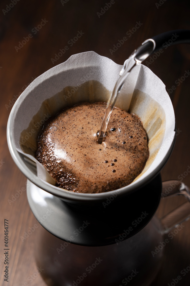将热水倒在咖啡粉上