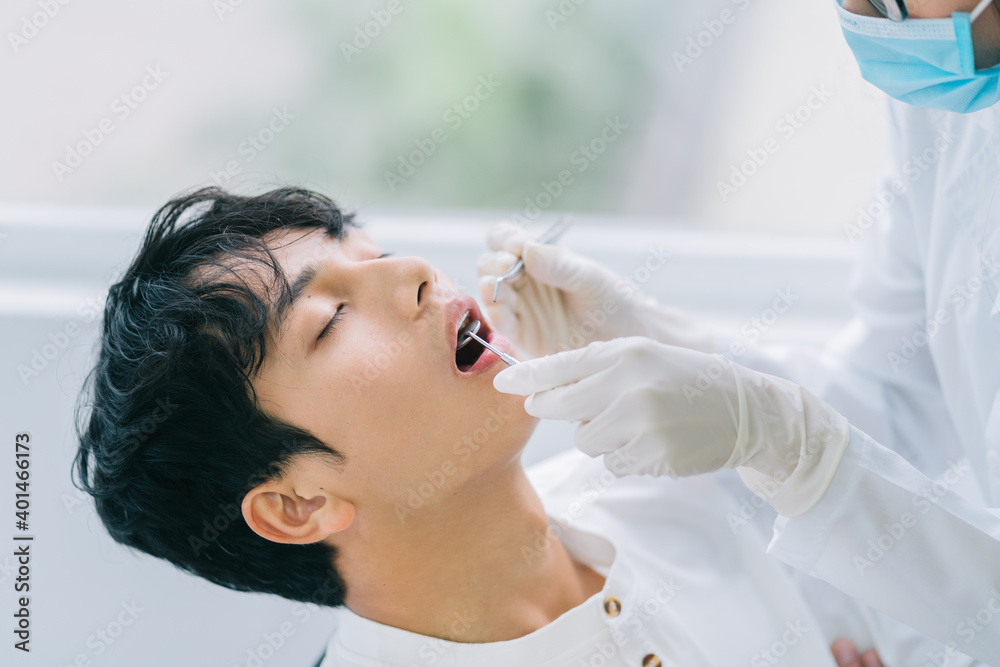 亚洲女医生检查患者牙齿