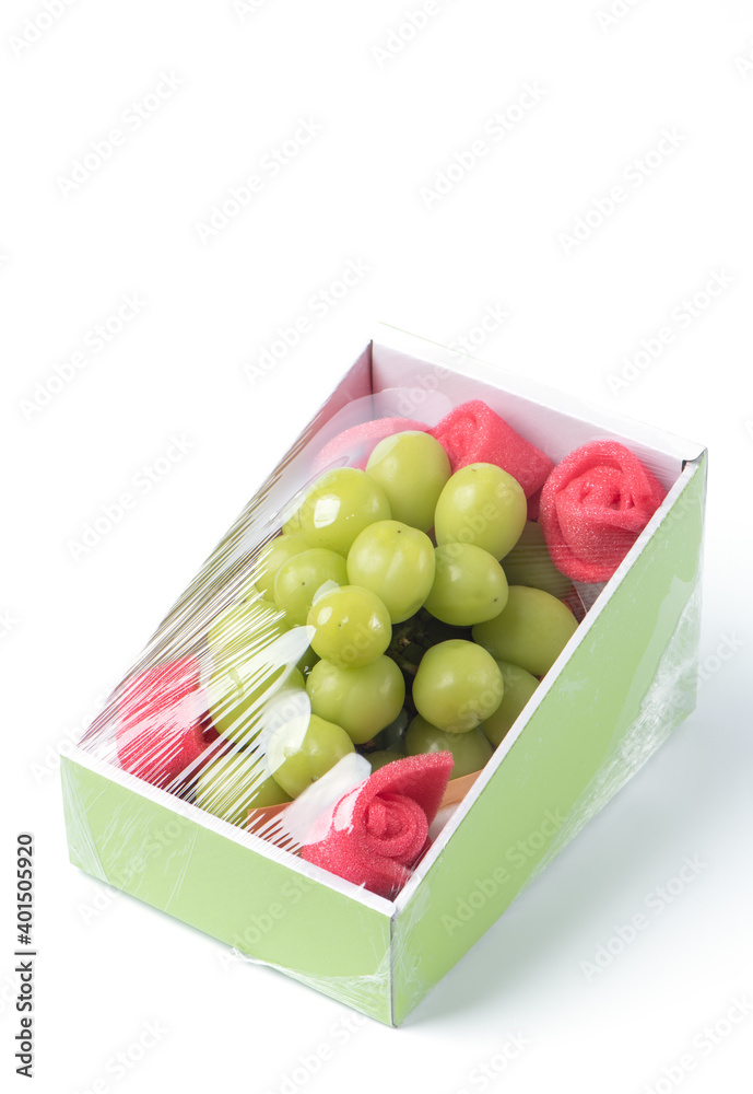 美丽的盒装闪亮的麝香绿色葡萄，隔离在白色背景上。