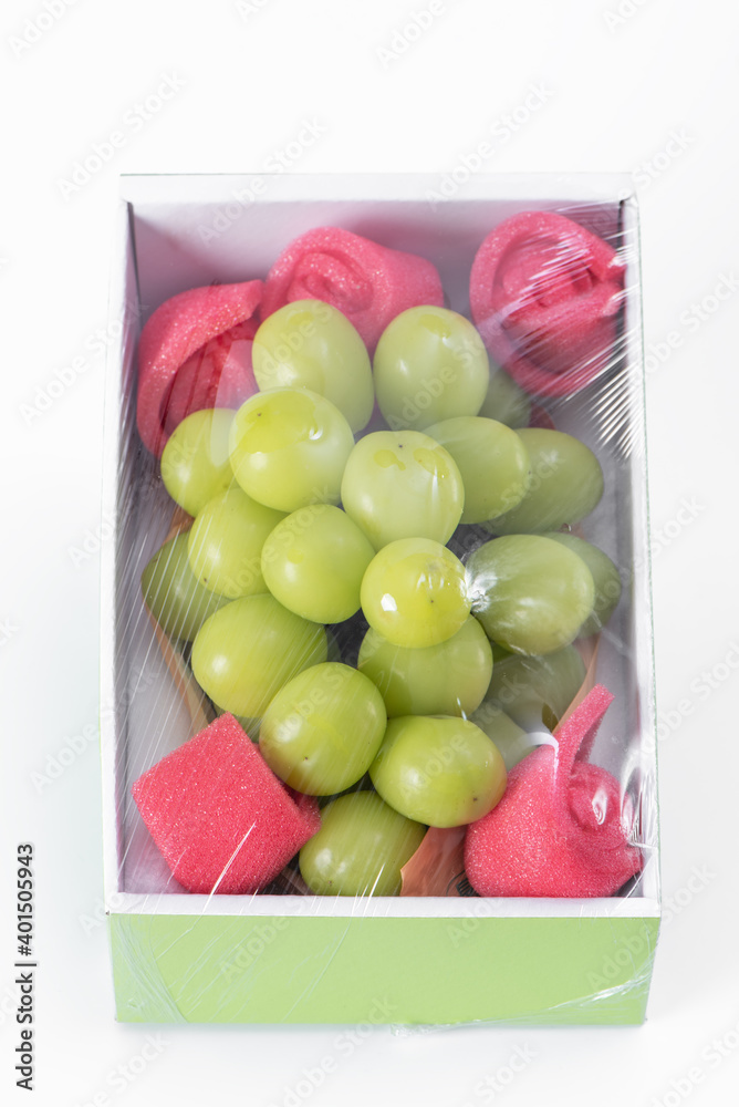 美丽的盒装闪亮的麝香绿色葡萄，隔离在白色背景上。