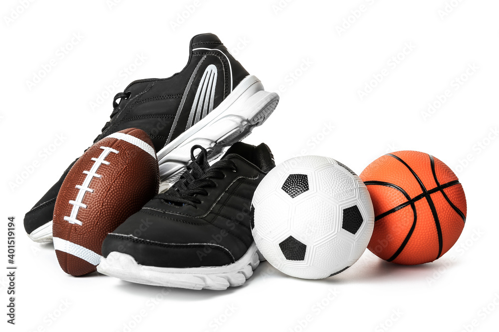 白底运动球和运动鞋