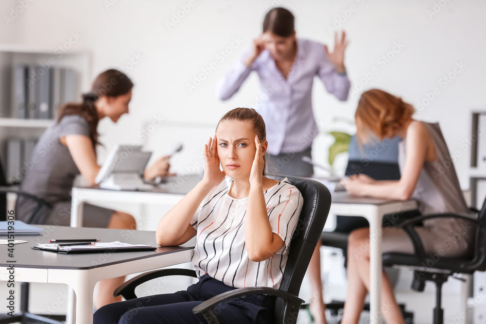 办公室里有头痛和吵闹的人的压力女性