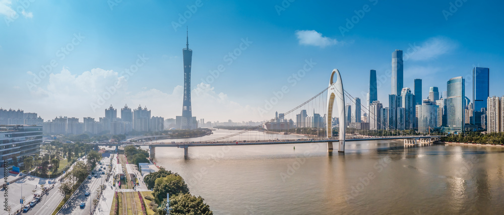 航拍中国广州现代城市建筑景观的天际线……