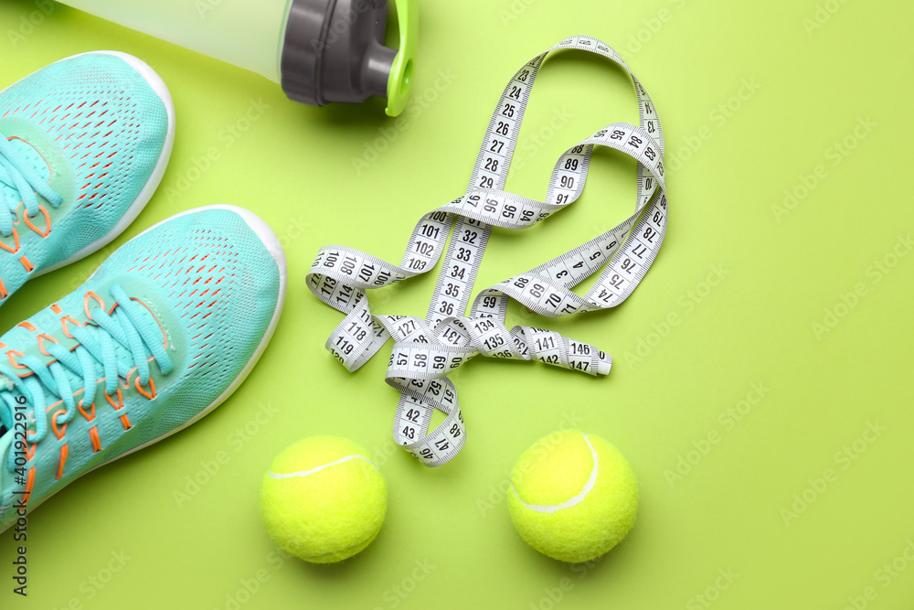 彩色背景的运动鞋和网球