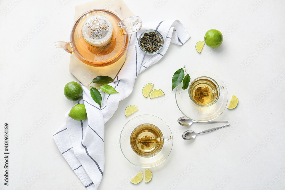 桌子上放着几杯绿茶和酸橙的作文