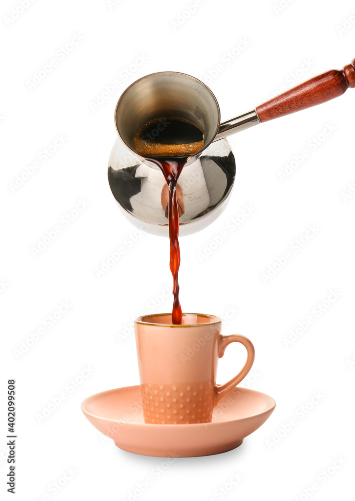 将热咖啡从cezve倒入白底杯子中