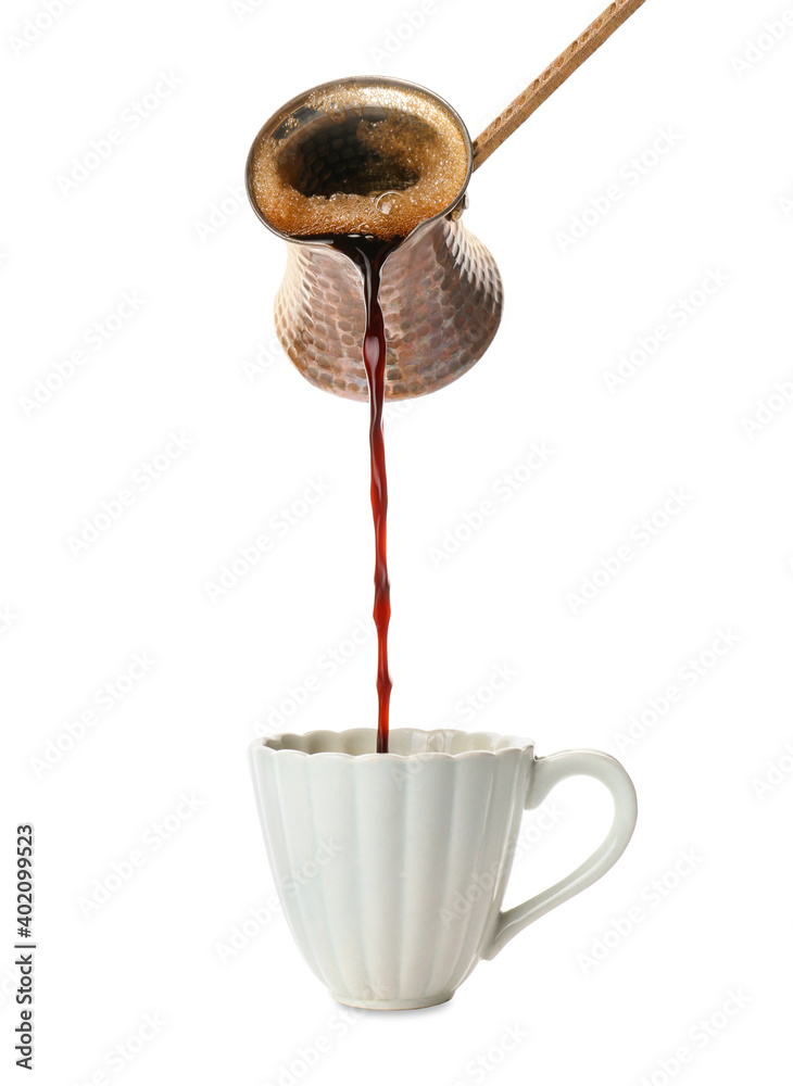 将热咖啡从cezve倒入白底杯子